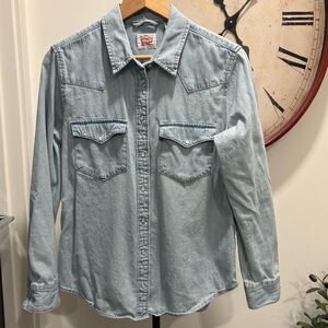 Levi’s ULTIMATE Light Denim Shirt